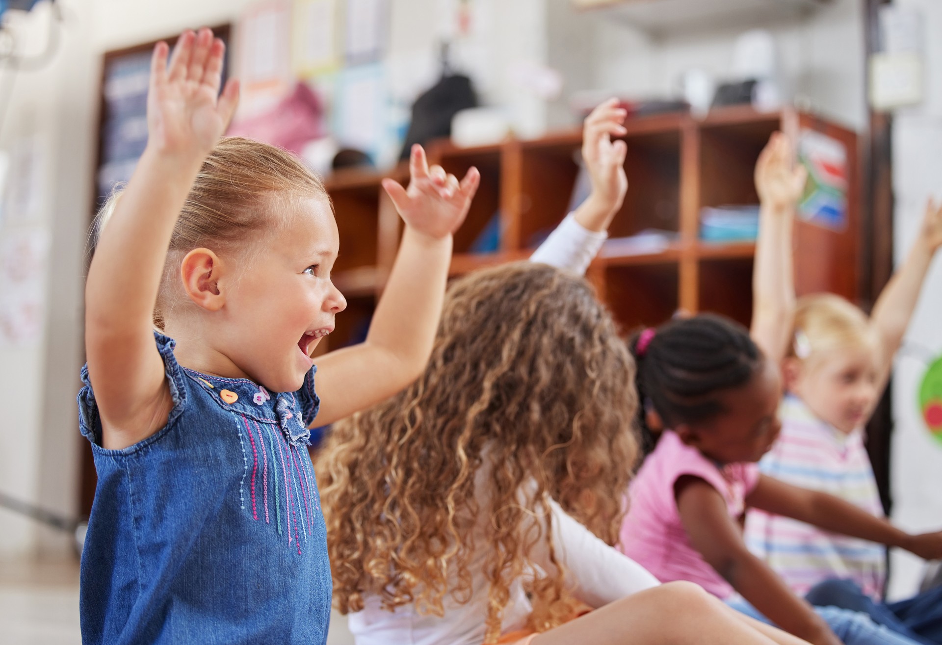 Aufnahme einer Gruppe von Kindern, die in der Klasse sitzen